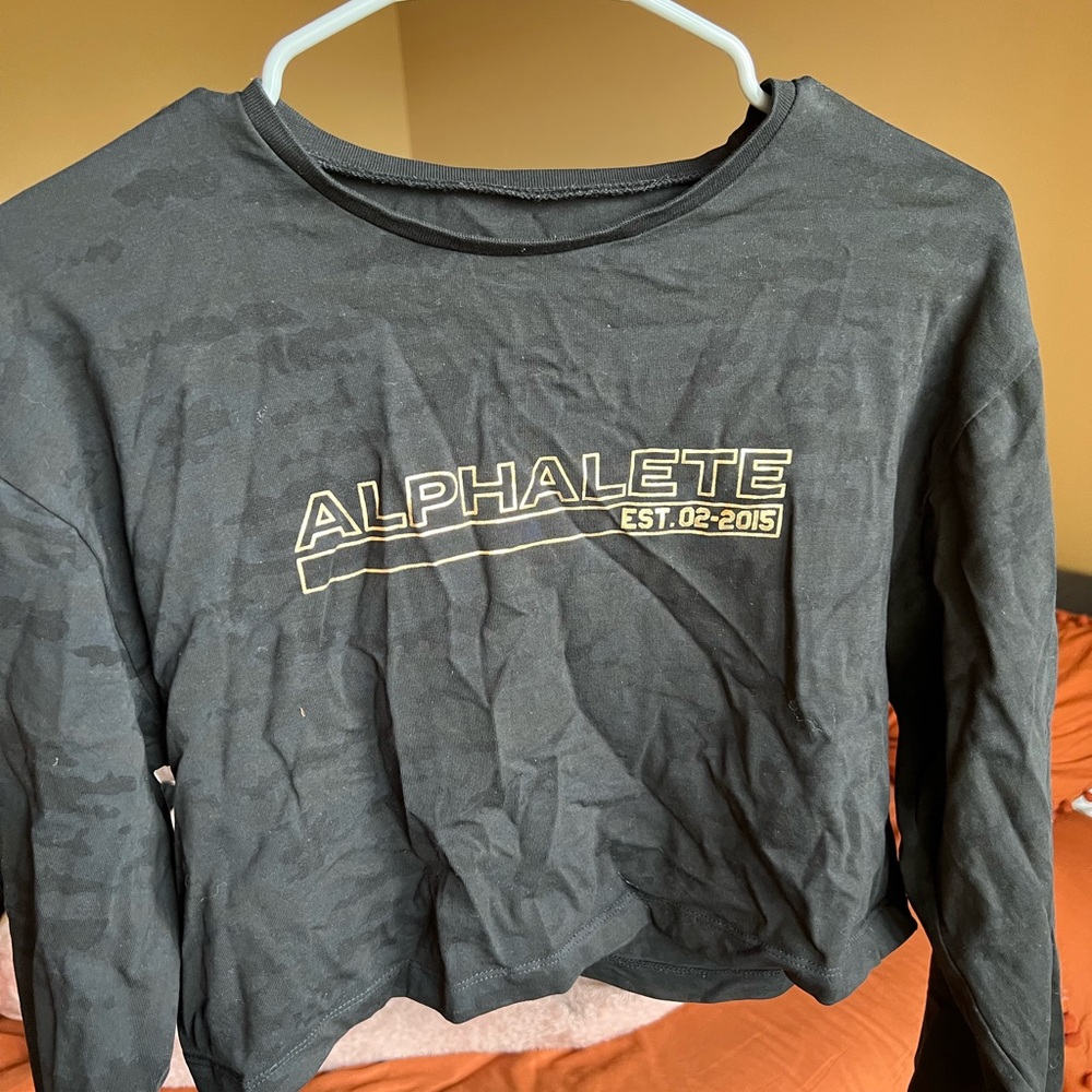 Alphalete camo and gold crop